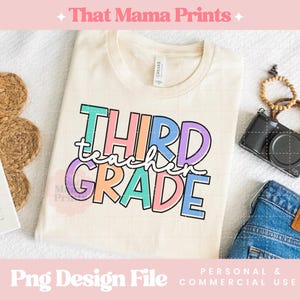 Puede incluir: Una camiseta color crema con las palabras "THIRD teacher GRADE" en una fuente colorida y delineada. La camiseta es parte de un archivo de diseño PNG, con texto que indica uso personal y comercial. Una cámara, una pulsera y unos vaqueros están al lado de la camiseta.