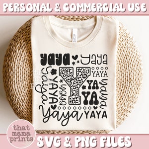 以下が含まれることがあります： 黒いデザインが施された白いTシャツ。デザインには「Yaya」という文字が異なるフォントとサイズで複数回書かれています。「Y」の文字はレオパード柄です。「that mama prints」と「SVG & PNG FILES」というテキストもデザインに含まれています。