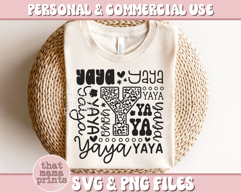以下が含まれることがあります： 黒いデザインが施された白いTシャツ。デザインには「Yaya」という文字が異なるフォントとサイズで複数回書かれています。「Y」の文字はレオパード柄です。「that mama prints」と「SVG & PNG FILES」というテキストもデザインに含まれています。