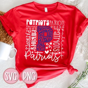 Peut inclure: T-shirt rouge avec un motif graphique blanc et bleu repr&eacute;sentant le mot "Patriots" r&eacute;p&eacute;t&eacute; dans diff&eacute;rentes polices et tailles. Le graphique comprend &eacute;galement une lettre "P" bleue et blanche avec un motif l&eacute;opard.