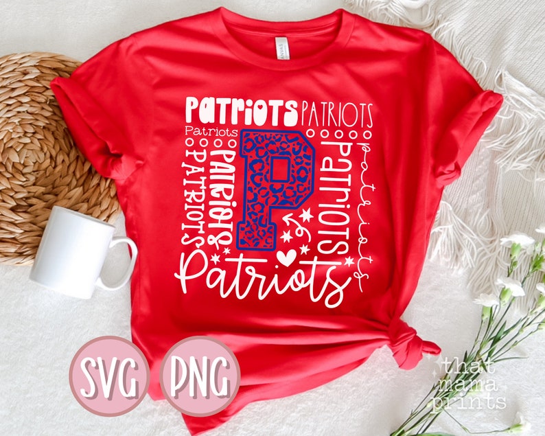 Peut inclure: T-shirt rouge avec un motif graphique blanc et bleu repr&eacute;sentant le mot "Patriots" r&eacute;p&eacute;t&eacute; dans diff&eacute;rentes polices et tailles. Le graphique comprend &eacute;galement une lettre "P" bleue et blanche avec un motif l&eacute;opard.