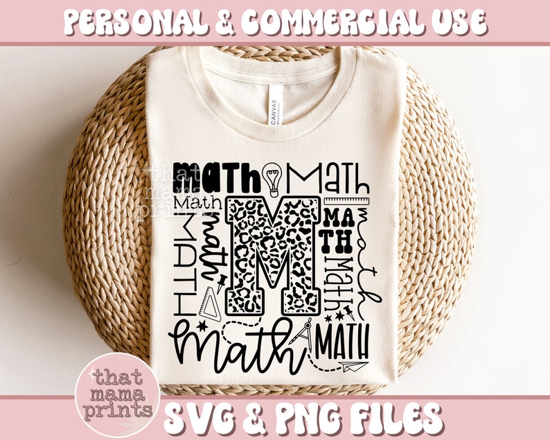 以下が含まれることがあります： 黒の模様が施された白いTシャツ。模様には「math」という単語が様々なスタイルとサイズで繰り返し描かれており、「M」の文字はヒョウ柄になっている。模様には電球、定規、分度器、その他の数学関連のシンボルが含まれている。
