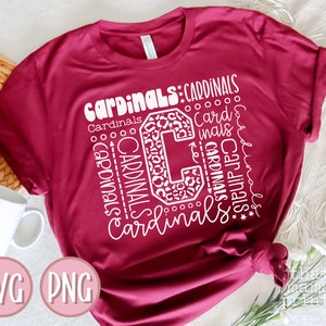 Pu&ograve; includere: Una maglietta color granata con un designo bianco che presenta la parola "Cardinals" ripetuta in diverse dimensioni e stili. Il design include anche una grande lettera "C" con uno schema leopardato.