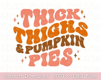 Könnte beinhalten: Ein digitales Design mit dem Text "Thick Thighs & Pumpkin Pies" in einer Retro-Schriftart aus den 70er Jahren. Die Wörter sind in Orange-, Braun- und Rosatönen gehalten.