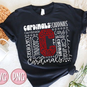 Pu&ograve; includere: Maglietta nera con un designo bianco che presenta la parola "Cardinals" ripetuta in diverse dimensioni e stili. Una grande "C" rossa con un motivo a stampa leopardata si trova al centro del design.