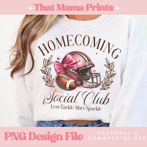 Könnte beinhalten: Weißes Sweatshirt mit einem Grafikdesign, das einen rosa Footballhelm mit einer Schleife, einen Football und die Worte "HOMECOMING Social Club" zeigt. Das Design enthält den Text "Less Tackle, More Sparkle".