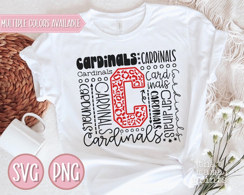 Pu&ograve; includere: Maglietta bianca con un designo nero e rosso che presenta la parola "cardinals" ripetuta in varie dimensioni e stili. Il design include una grande "C" rossa con un motivo a stampa leopardata.