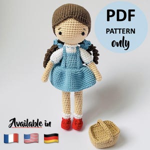 Peut inclure: Patron de crochet pour une poupée avec des cheveux bruns, une robe bleue et des chaussures rouges. La poupée tient un panier. Le patron est disponible en anglais, français et allemand. Patron PDF uniquement.