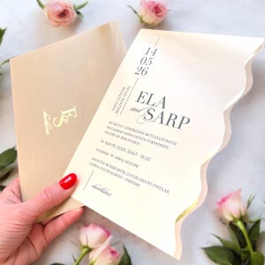 Ensemble de faire-part de mariage de luxe avec dorure dorée | Enveloppe de mariage beige | Bordure ondulée élégante en feuille d'or | Design personnalisable | Modèle ondulé