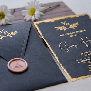 Cartão de convite especial impresso em dourado preto, folhas de folha de ouro, elegância elegante, amostra única para conjunto de cartões de convite de casamento