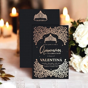 Convite 3D para Festa de 15 Anos em Papel Preto Revestido com Acrílico, Moldura Dourada, Monograma com Coroa de Princesa, Envelope Dourado, Cartão de Confirmação de Presença