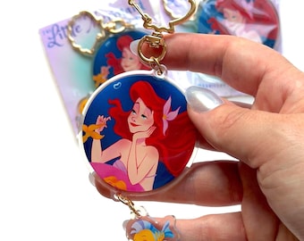 Ariel en bot acryl bedel | Sleutelhanger kleine zeemeermin | Met epoxy gecoate voorkant