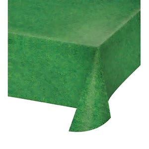 Peut inclure: Nappe en plastique verte avec un motif texturé ressemblant à de l'herbe. La nappe est parfaite pour un pique-nique ou une fête en plein air.