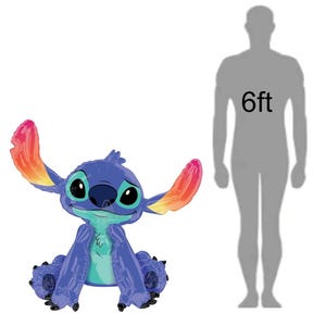 Puede incluir: Globo de Stitch azul con orejas grandes y expresi&oacute;n amigable. El globo est&aacute; en el suelo. Una silueta de una persona de 183 cm est&aacute; al lado del globo.