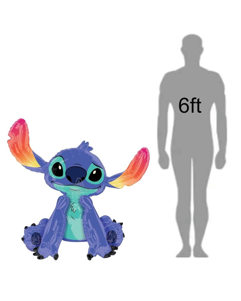 Puede incluir: Globo de Stitch azul con orejas grandes y expresi&oacute;n amigable. El globo est&aacute; en el suelo. Una silueta de una persona de 183 cm est&aacute; al lado del globo.