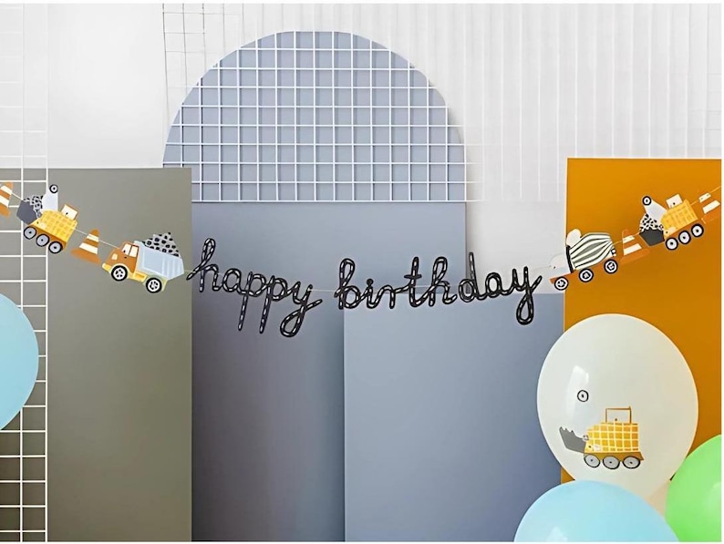 K&ouml;nnte beinhalten: Geburtstagsdekoration mit einem Banner mit der Aufschrift "happy birthday" und Ausschnitten von Baufahrzeugen. Das Set enth&auml;lt blaue, wei&szlig;e und gr&uuml;ne Luftballons, einer davon mit einem Baufahrzeug-Motiv. Der Hintergrund hat geometrische Formen.