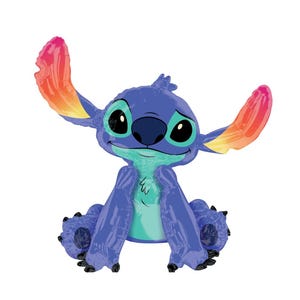 Puede incluir: Globo del personaje Stitch azul con ojos negros grandes, nariz azul oscuro y vientre azul claro. Las orejas del globo tienen un degradado de rosa, naranja y amarillo. El personaje est&aacute; sentado.