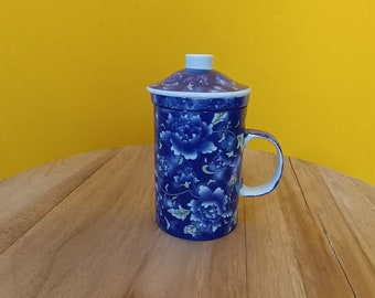 Tetera de cerámica china con filtro, flores azules. Taza de té de cerámica china con tapa e infusor, azul floral.