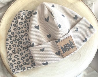 Beanie/Mütze Baby u. Kind aus Rib-Jersey - Print LEO oder BIG HEARTS Greige - Statement-Label wählbar