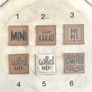 Pode incluir: Uma cole&ccedil;&atilde;o de seis patches quadrados com v&aacute;rios designs e texto. Os patches s&atilde;o em tons neutros de castanho e branco. O texto inclui "MINI", "ciao KAKAO", "MI NI", "wild one" e "LIMITED edition".