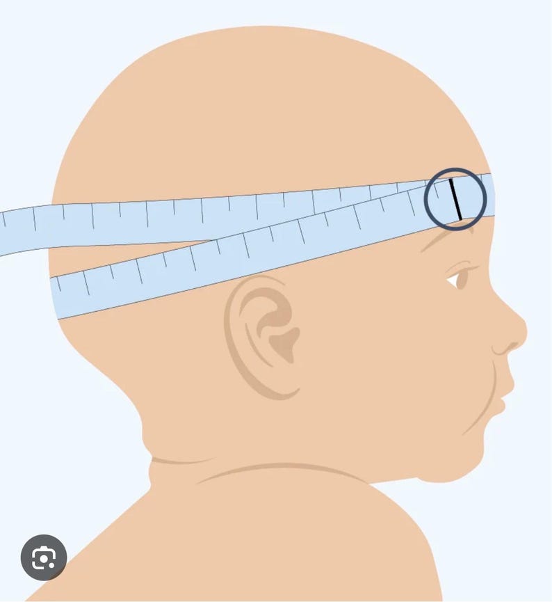 Pode incluir: Ilustra&ccedil;&atilde;o da cabe&ccedil;a de um beb&ecirc; com uma fita m&eacute;trica azul clara enrolada em volta da cabe&ccedil;a. A fita &eacute; marcada com incrementos em cent&iacute;metros. Um c&iacute;rculo preto destaca o ponto de medi&ccedil;&atilde;o na testa do beb&ecirc;.
