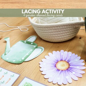 Op de afbeelding: Een rijgspelset met 4 kaarten met tuinthema, waaronder een groene gieter en een paarse bloem, samen met een witte gevlochten mand met wit garen. De tekst luidt LACING ACTIVITY 4 garden-themed lacing cards.
