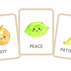 Pode incluir: Tr&ecirc;s cartas ilustradas com frutas e palavras. A primeira carta tem uma laranja com um rosto sorridente e a palavra "ALEGRIA". A segunda carta tem uma lima com um rosto sorridente e a palavra "PAZ". A terceira carta tem uma banana com um rosto sorridente e a palavra "PACI&Ecirc;NCIA".