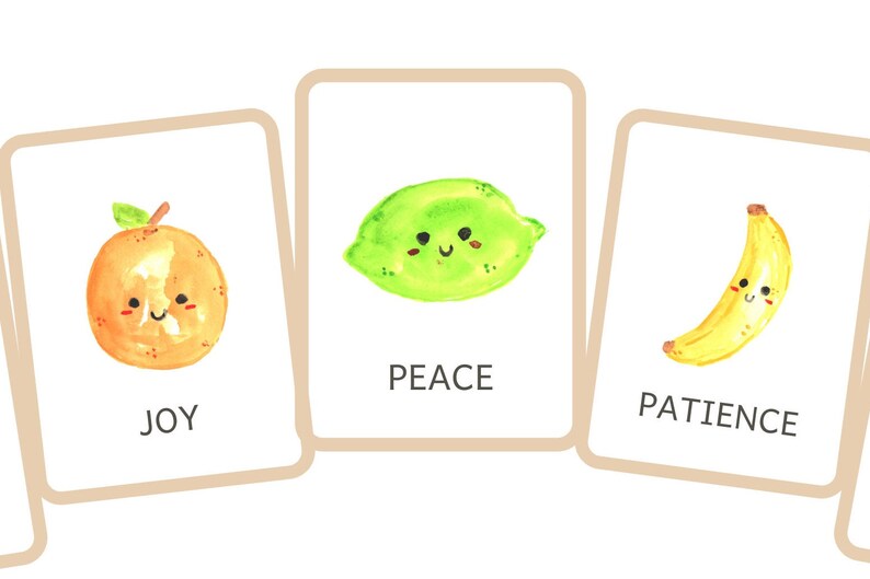 Pode incluir: Tr&ecirc;s cartas ilustradas com frutas e palavras. A primeira carta tem uma laranja com um rosto sorridente e a palavra "ALEGRIA". A segunda carta tem uma lima com um rosto sorridente e a palavra "PAZ". A terceira carta tem uma banana com um rosto sorridente e a palavra "PACI&Ecirc;NCIA".