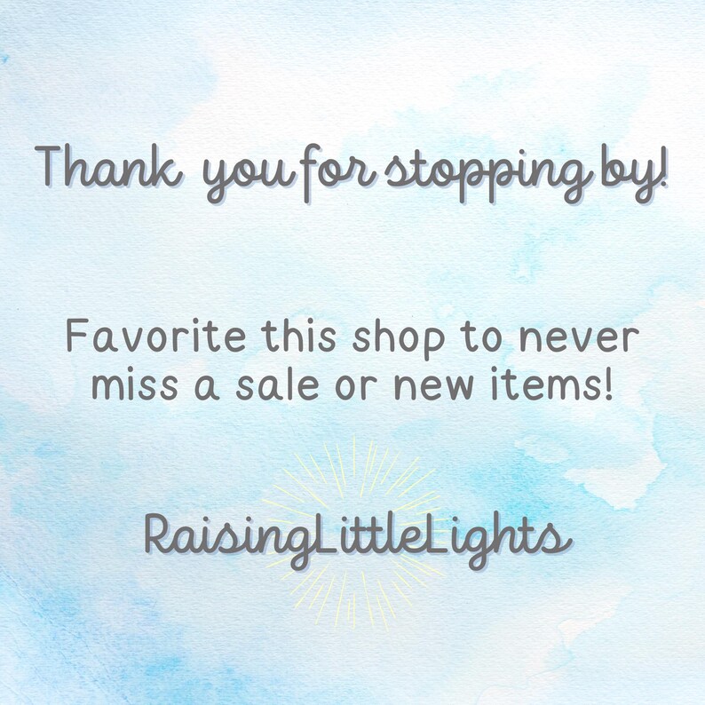 Pode incluir: Um fundo de aquarela com o texto "Obrigado por passar! Adicione esta loja aos seus favoritos para n&atilde;o perder nenhuma venda ou novos itens! Raisinglittlelights"