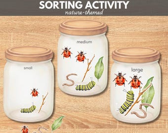 Op de afbeelding: Drie glazen potten met houten deksels, gemarkeerd met "klein", "medium" en "groot". Elke pot bevat illustraties van insecten, bladeren en takjes. De tekst "SORTING ACTIVITY nature-themed" staat bovenaan.