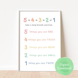 Può includere: Un poster stampabile con un conto alla rovescia colorato da 5 a 1. Il poster incoraggia lo spettatore a fare un respiro profondo e trovare 5 cose che può vedere, 4 cose che può toccare, 3 cose che può sentire, 2 cose che può odorare e 1 cosa che può assaggiare. Il poster include anche il testo "Download digitale".