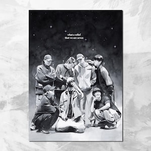 Puede incluir: Una ilustración en blanco y negro de siete personas posando juntas bajo un cielo estrellado. El texto "what a relief that we are seven" está centrado en la parte superior. Cada persona viste ropa informal, incluyendo sudaderas.