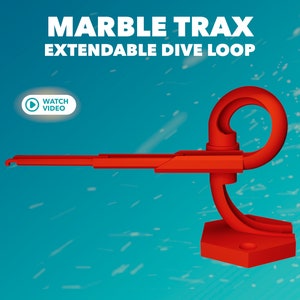 Pode incluir: Trilho de mármore de plástico vermelho com um laço e uma seção reta. O trilho é extensível e possui uma função de laço de mergulho. O texto "MARBLE TRAX EXTENDABLE DIVE LOOP" está impresso em um fundo azul.