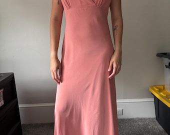 Vestido longo vintage estilo casa de campo, em seda coral, para convidada de casamento - Tamanho Pequeno