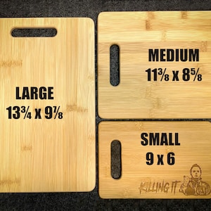 Peut inclure: Trois planches &agrave; d&eacute;couper en bois de diff&eacute;rentes tailles. La plus grande planche est &eacute;tiquet&eacute;e "LARGE 13 3/4 x 9 7/8". La planche moyenne est &eacute;tiquet&eacute;e "MEDIUM 11 3/8 x 8 5/8". La plus petite planche est &eacute;tiquet&eacute;e "SMALL 9 x 6" et comporte un graphique d'un personnage du film "Halloween" avec le texte "KILLING IT" en dessous.
