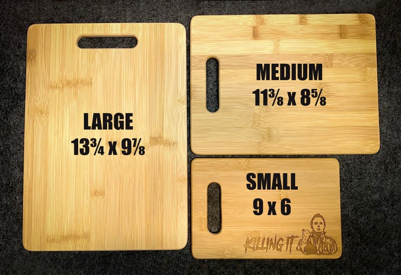 Peut inclure: Trois planches &agrave; d&eacute;couper en bois de diff&eacute;rentes tailles. La plus grande planche est &eacute;tiquet&eacute;e "LARGE 13 3/4 x 9 7/8". La planche moyenne est &eacute;tiquet&eacute;e "MEDIUM 11 3/8 x 8 5/8". La plus petite planche est &eacute;tiquet&eacute;e "SMALL 9 x 6" et comporte un graphique d'un personnage du film "Halloween" avec le texte "KILLING IT" en dessous.