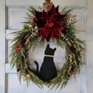 Winter-Weihnachts-Katzenkranz mit rotem Weihnachtsstern und Halsband • Goldene saisonale Kitty-Haustürbehang • Weihnachtsblumenkranz • Geschenk für Katzenliebhaber
