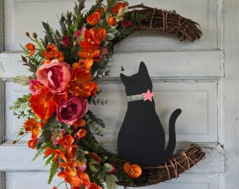 Weinrebenkranz mit schwarzer Katze und orangefarbenen Blumen & Glitter • Hexenhafte Himmelstür • Halloween Monddekor • Geschenk für Katzenliebhaber