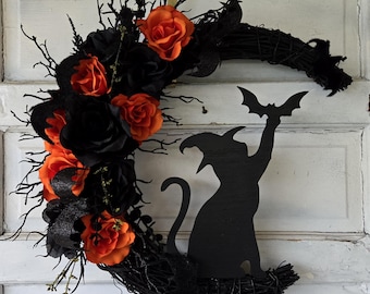 Corona de luna de gato bruja de Halloween con rosas naranjas y murciélagos • Colgador de puerta gótico celestial • Decoración espeluznante de otoño para pedir dulces • Regalo para amantes de los gatos