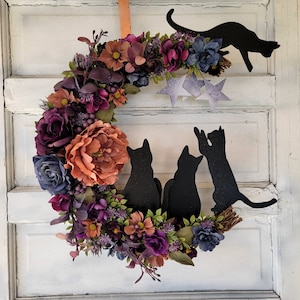 Corona para puerta de entrada con forma de media luna y múltiples gatos y flores silvestres de brujas • Percha celestial botánica bohemia • Decoración cottagecore • Regalo para amantes de los gatos