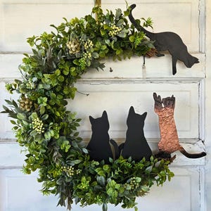 Corona de luna creciente con múltiples gatos y bruja verde natural • Percha celestial para puerta de entrada • Decoración botánica estilo cottagecore bohemio • Regalo para amantes de los gatos