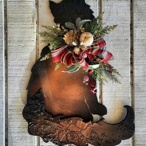 Weihnachtskatzenkranz mit Schleifenkragen und Blumen • Saisonaler Feiertags-Haustürhänger • 18-Zoll-Langhaar-Kitty-Winterkranz • Katzenliebhaber Geschenk