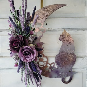 Corona de media luna con gato iridiscente • Corona de primavera morada • Adorno celestial etéreo para puerta • Decoración lunar para pared • Regalo para amantes de los gatitos