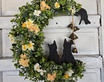 Corona de luna creciente con gato y bruja en verde cítrico con campanillas de bruja • Colgante celestial para puerta principal • Decoración bohemia botánica estilo cottagecore • Regalo para amantes de los gatos