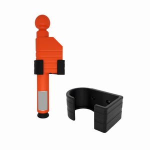 Könnte beinhalten: Orangefarbenes und schwarzes Sicherheitsgerät mit einem reflektierenden Streifen und einer runden Oberseite. Das Gerät ist an einer schwarzen Wandhalterung befestigt.