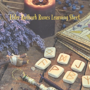 Puede incluir: Una mesa de madera con una vela encendida, lavanda y un juego de runas. Las runas son blancas con marcas marrones y están dispuestas en círculo. El texto "Elder Futhark Runes Learning Sheet" es visible en la imagen.