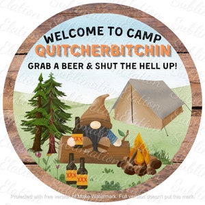 Diseño de letrero de puerta de sublimación redonda Gnome Camp Quitcherbitchen
