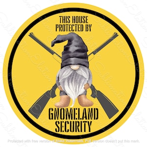 Puede incluir: Un círculo amarillo con borde negro y un gnomo sosteniendo dos rifles cruzados. El texto "This house protected by Gnomeland Security" está escrito debajo del gnomo.