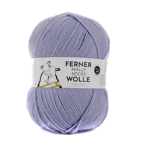 Pode incluir: Uma bola de fio azul claro com a etiqueta "Ferner Mally Socks Wolle mit Merino wolle".