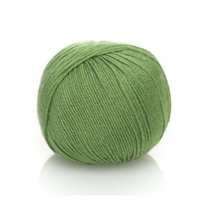 Puede incluir: Un ovillo de lana verde.